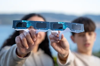 Commander lunettes spéciales éclipse solaire personnalisées